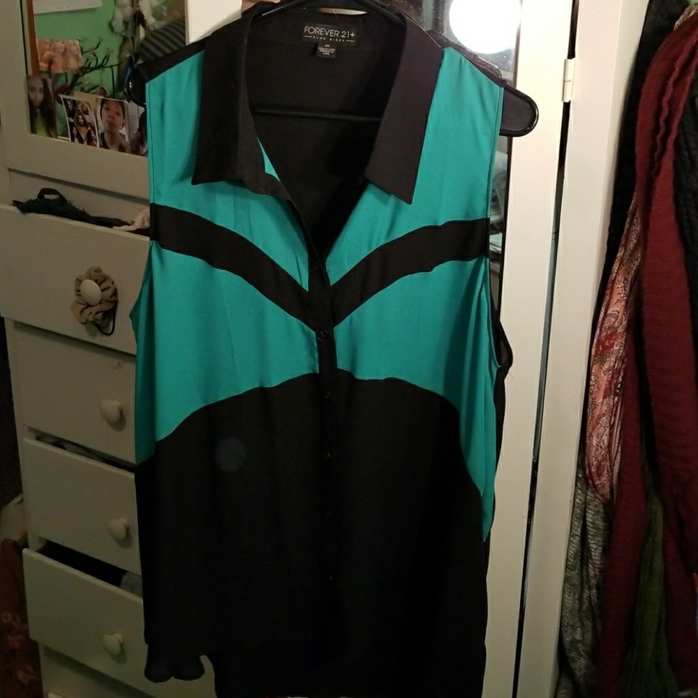 Sleeveless high-low button down top